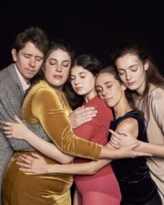 Groupe de personnes enlacées
