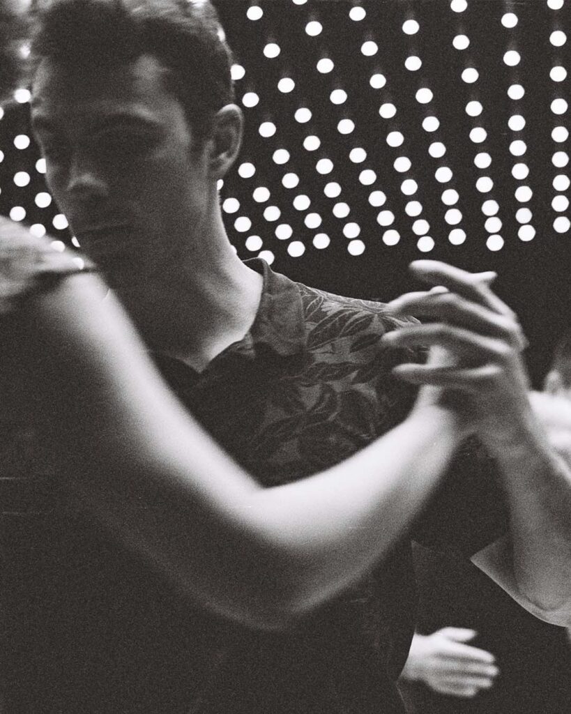 Photo d'un couple de danseurs