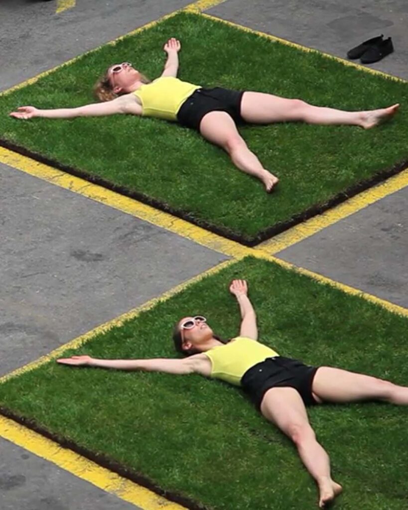 Photo de deux femmes couchées