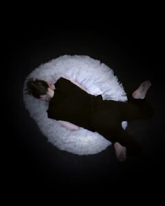 Photo d'une femme couchée