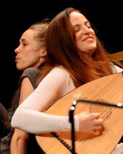 Photo de deux femmes assises
