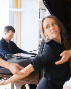 Photo de danseuse et pianiste